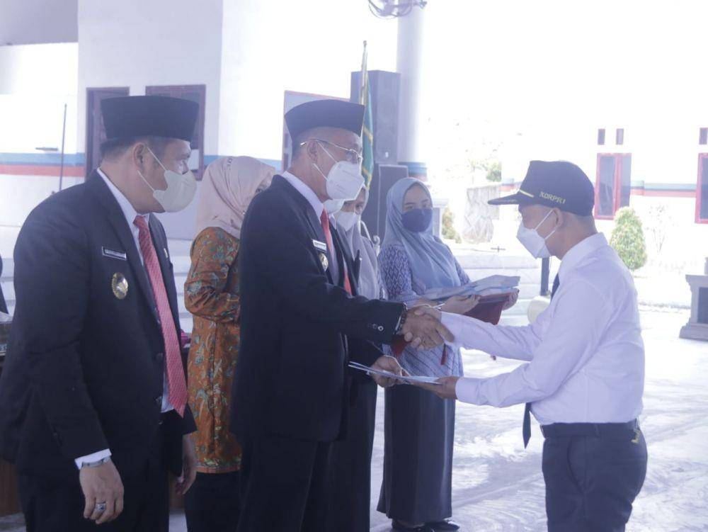 Bupati Labusel, Edimin ketika melantik 52 Pejabat Pimpinan Tinggi Pratama, Pejabat Administrator dan Pejabat Pengawas di lingkungan Pemkab Labusel, Jumat (31/12/2021) siang. (Dok. IDN Times)