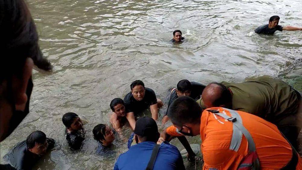 Evakuasi korban tenggelam di Kalimas Surabaya. Dok. Istimewa.
