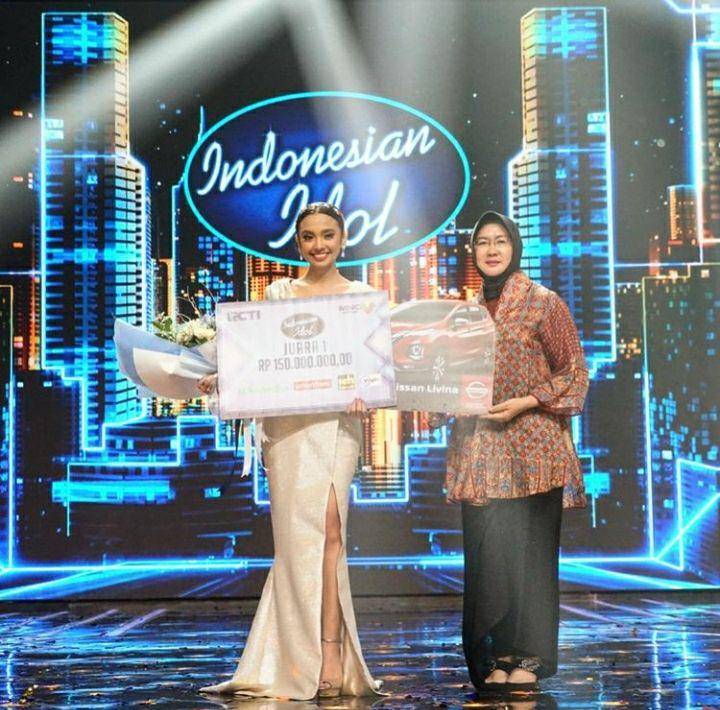 Lyodra saat menerima hadiah sebagai juara pertama Indonesian Idol. Instagram.com/indonesianidolid