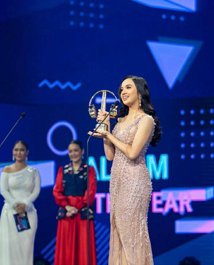 Lyodra saat mendapatkan penghargaan Album of the Year. Instagram.com/lyodraofficial