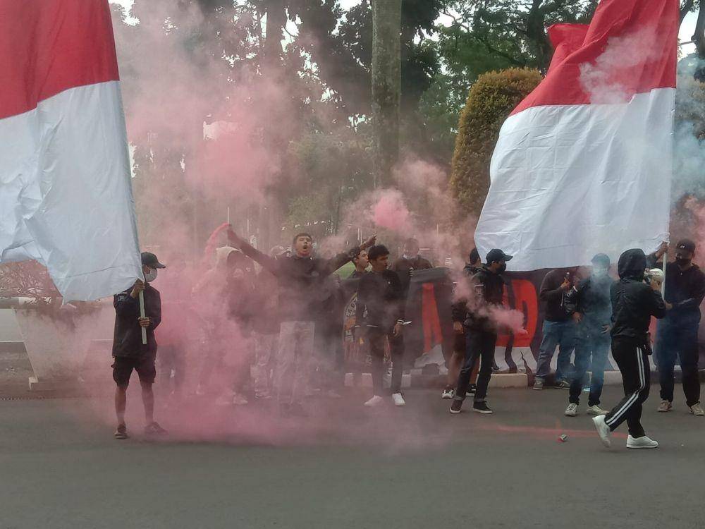Suporter menyambut kedatangan skuad Timnas Indonesia di Hotel Sultan, Jakarta / Istimewa