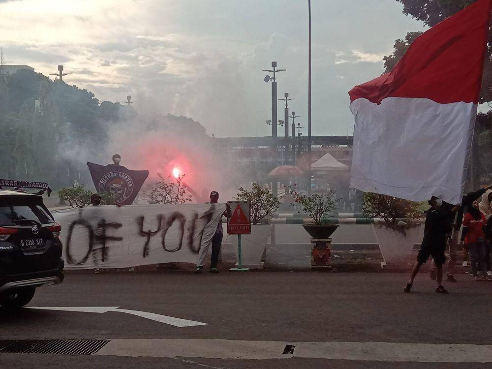 Suporter menyambut kedatangan skuad Timnas Indonesia di Hotel Sultan, Jakarta / Istimewa