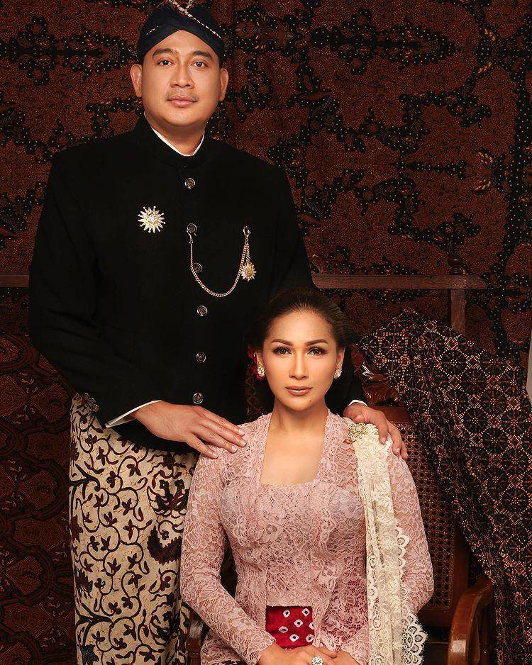 potret Tata Janeeta dan suami (instagram.com/tatajaneetaofficial)&”