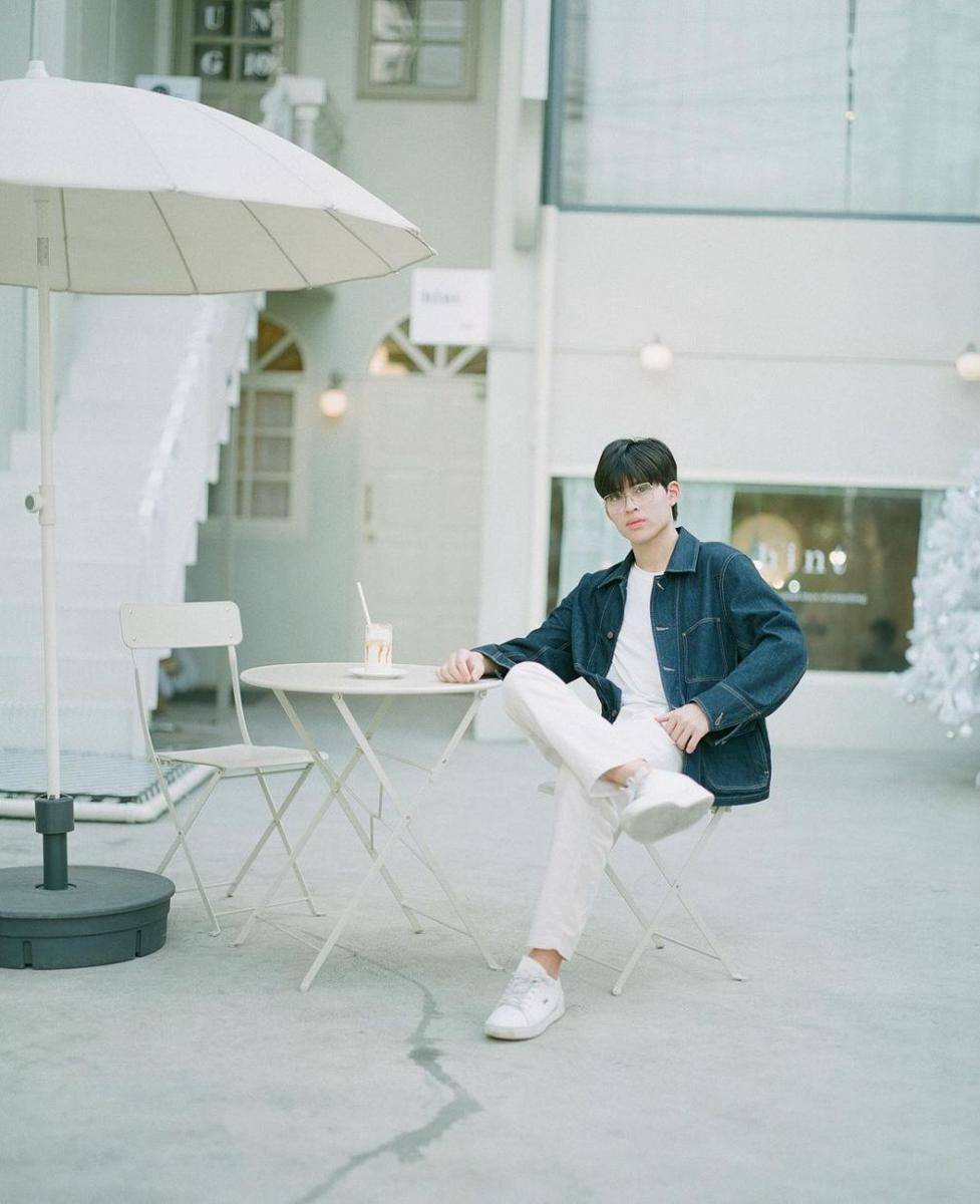 style nongkrong kasual ala Pond Naravit (instagram.com/ppnaravit)