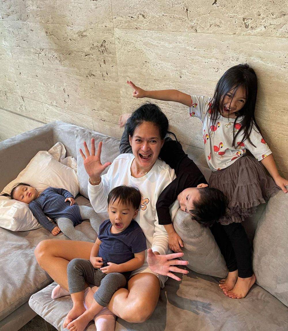 potret Donna Harun dan cucunya (instagram.com/donnaharunofficial)