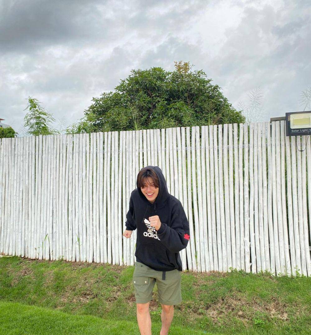 style nongkrong kasual ala Pond Naravit (instagram.com/ppnaravit)