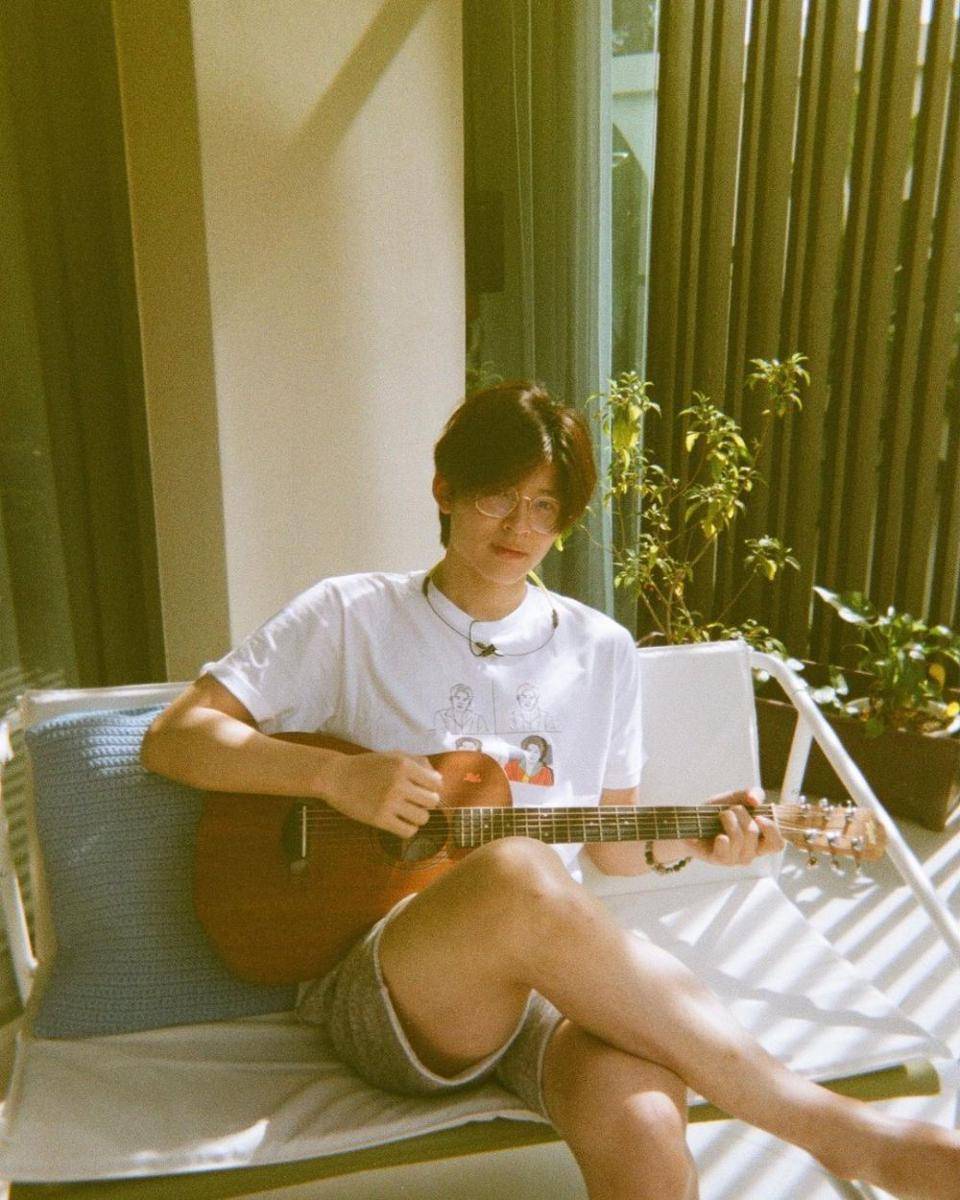 style nongkrong kasual ala Pond Naravit (instagram.com/ppnaravit)