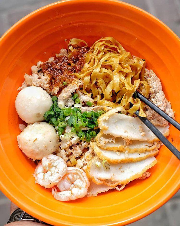 mee pok (instagram.com/taunyamakan)