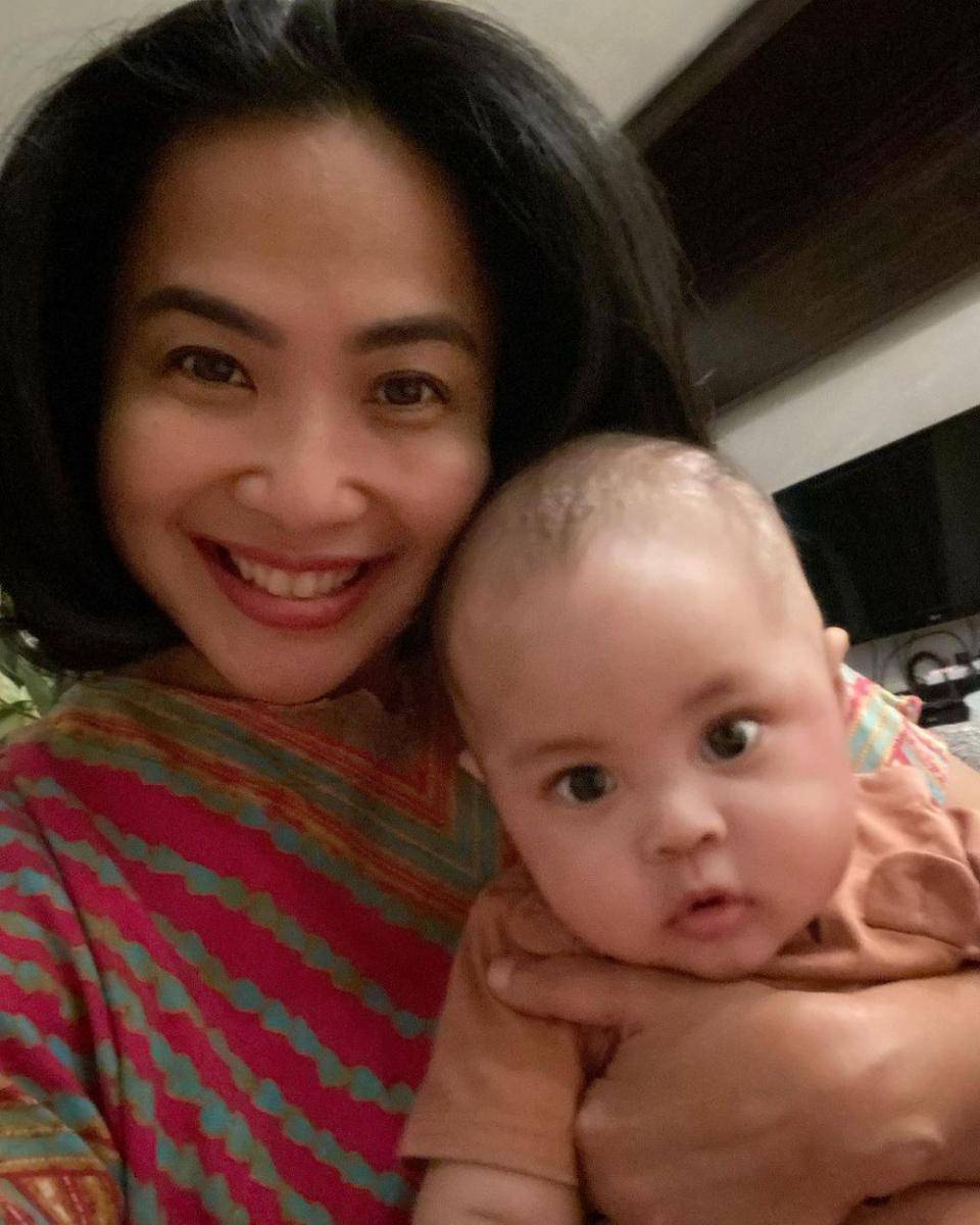 potret Feni Rose dan cucunya (instagram.com/fenirose)