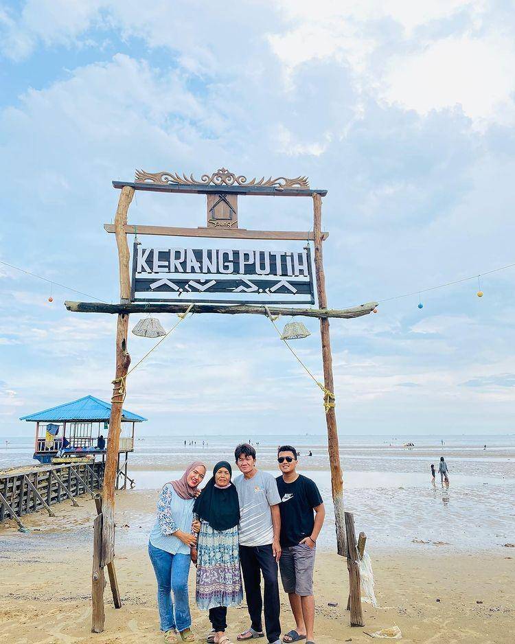 Pantai Biru Kersik (Instagram.com/yantieemarwijayanti)