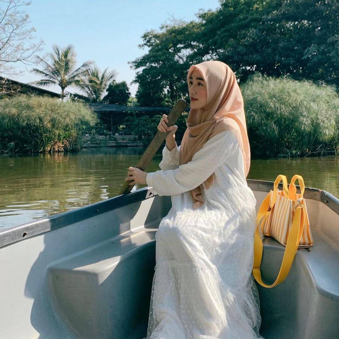 9 Ide Styling Jilbab Cokelat ala Larissa Chou, Super Cute! | IDN Times