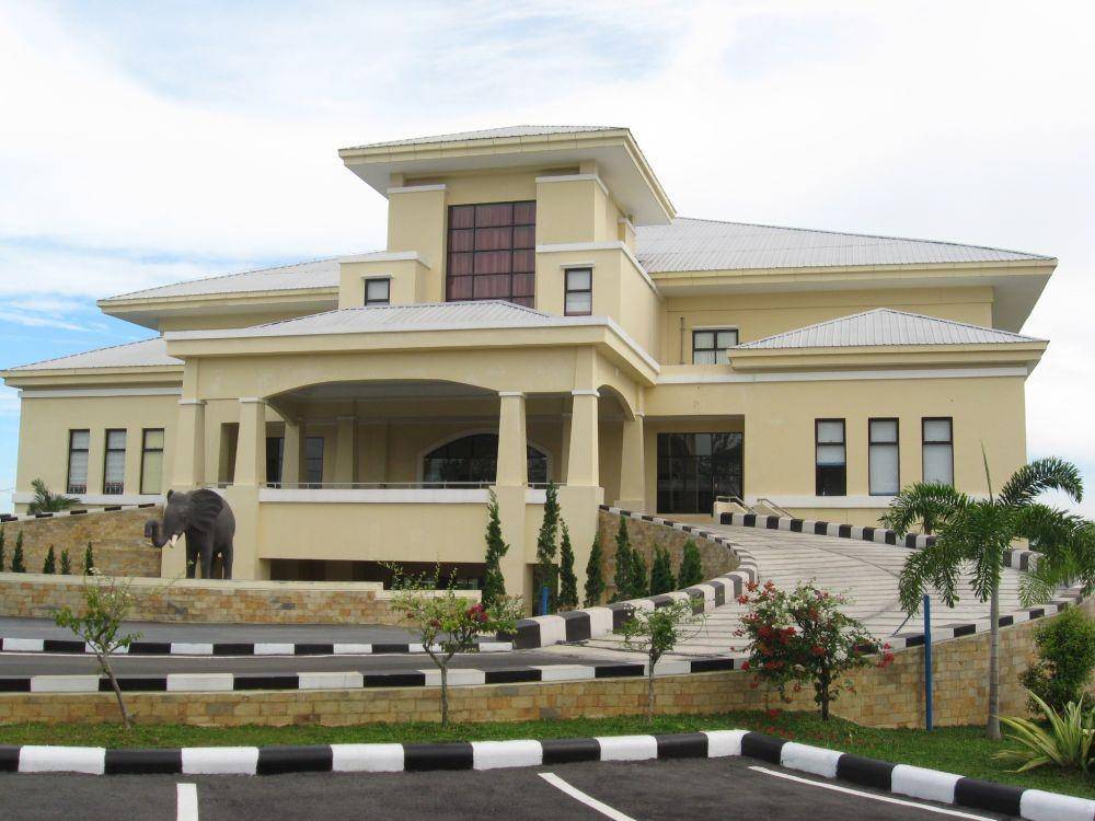 Gedung Bagas Raya Bandar Lampung. (mangadati.wordpress.com).