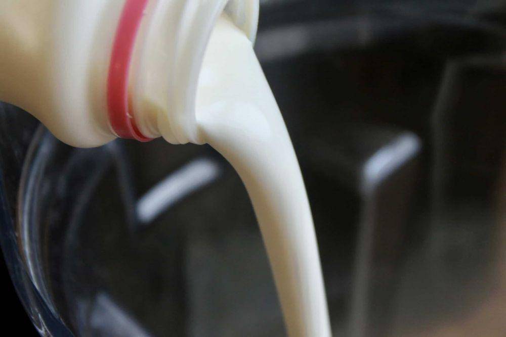 Ilustrasi menuangkan susu ke blender (christinascucina.com)