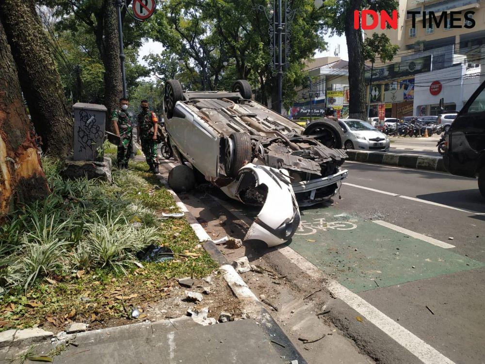 Tabrak Dua Orang Pemotor, Mobil MPV Terbalik dan Ringsek di Dago