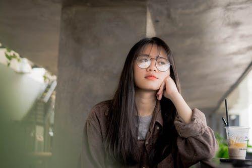 ilustrasi wanita berpikir positif (pexels.com/Quốc Bảo)