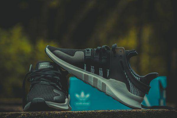 Ilustrasi sepatu Adidas (pexels/Athul Adhu)