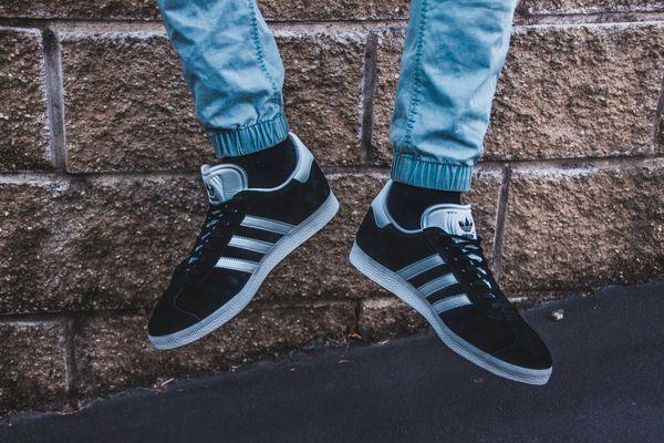 6 Cara Mudah Membedakan Sepatu Adidas Ori dan KW, Jangan Tertipu!