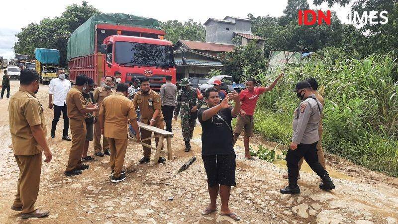 Aparat keamaman, pemerintah dan warga Riko, Penajam bersama-sama membongkar protal setelah ada kesepakatan (IDN Times/Ervan)