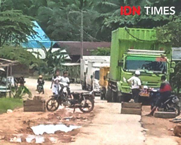 Terjadi antrain kendaraan akibat warga Riko, Penajam lakukan pemortalan kendaraan (IDN Times/Ervan)