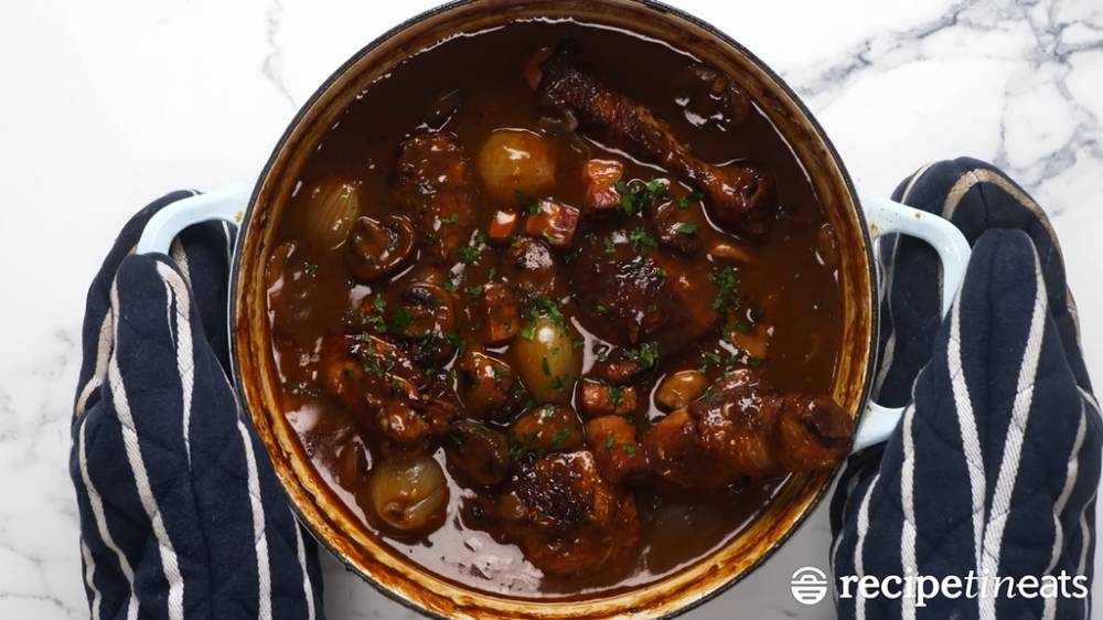 sajian Coq au Vin dari Prancis (youtube.com/RecipeTin Eats)