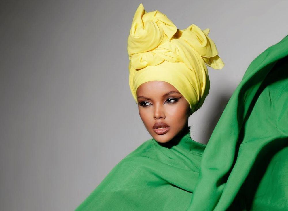 9 Potret Halima Aden, Model Berhijab dan Wanita Tercantik Ketiga Dunia