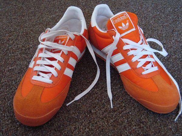 Ilustrasi sepatu Adidas (pixabay/bardzo)