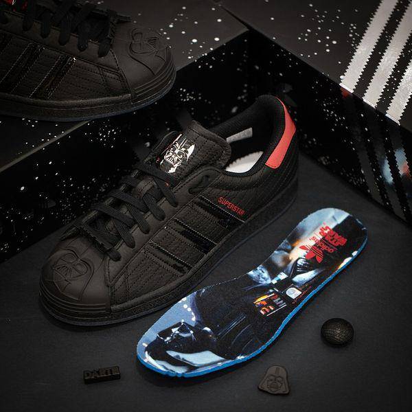 Ilustrasi sepatu Adidas (pixabay/marzuk)