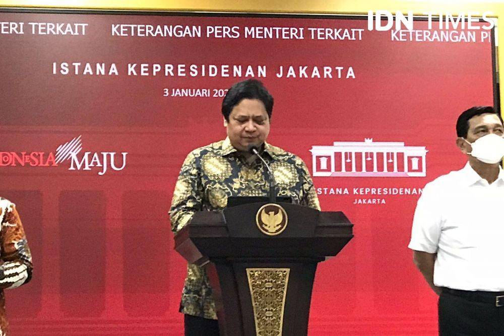 Menko Perekonomian Airlangga Hartarto saat keterangan pers usai Ratas Evaluasi PPKM di Kantor Presiden, Jakarta Pusat, pada Senin (3/1/2022). (IDN Times/Teatrika Handiko Putri)