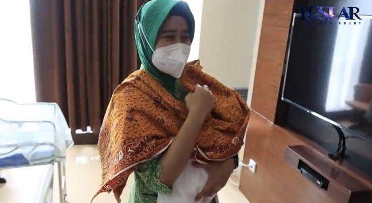 Lesti Kejora pulang usai melahirkan (YouTube.com/leslar entertainment)