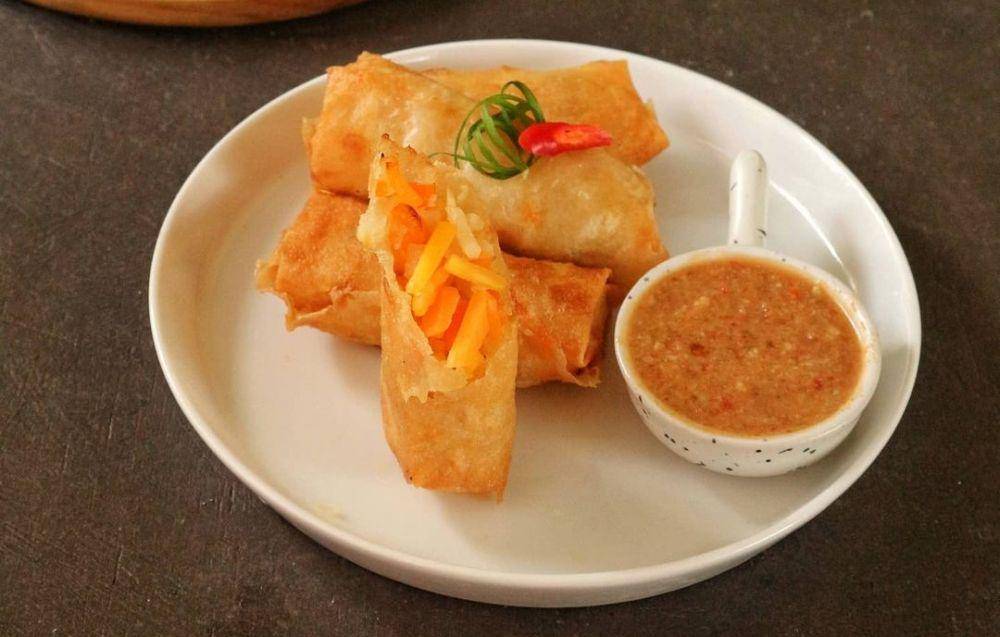 Sambal kacang dan lumpia isi bengkuang. (instagram.com/dapur_hany)
