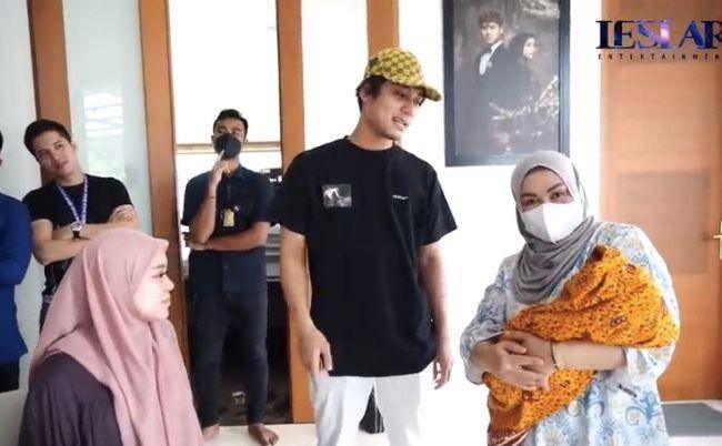 Lesti Kejora pulang usai melahirkan (YouTube.com/leslar entertainment)
