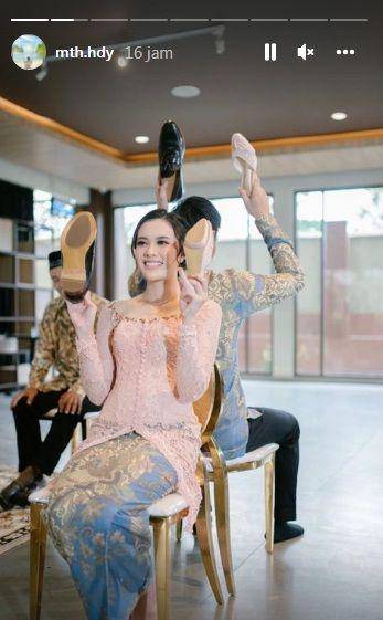 potret momen pertunangan Shesar Hiren Rhustavito dan Mitha Hardiyanti (instagram.com/mth.hdy)
