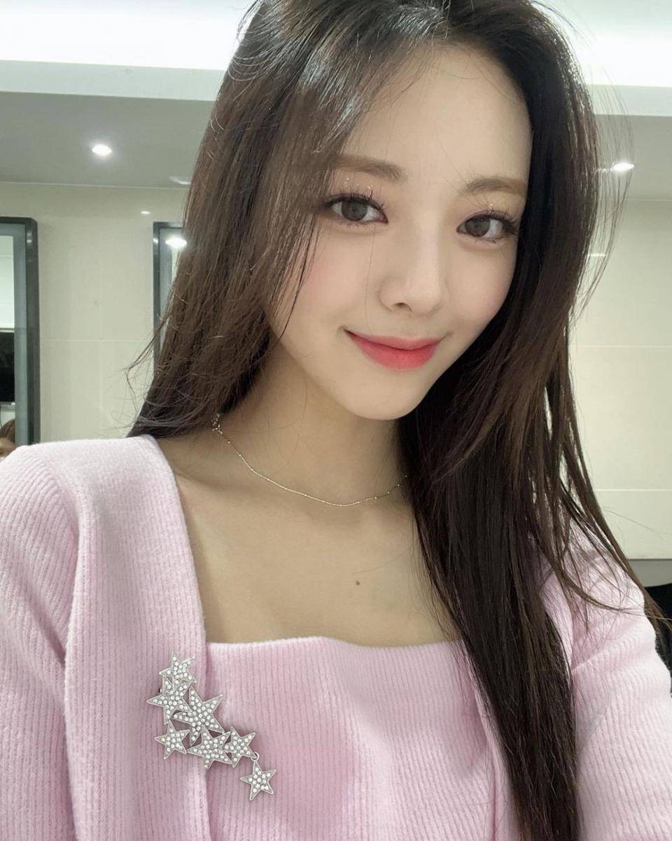 Yuna ITZY (instagram.com/itzy.all.in.us)