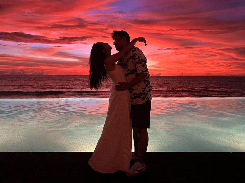 9 Potret Honeymoon Joshua Suherman dan Clairine Clay di Bali