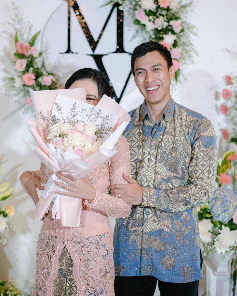 potret momen pertunangan Shesar Hiren Rhustavito dan Mitha Hardiyanti (instagram.com/mth.hdy)