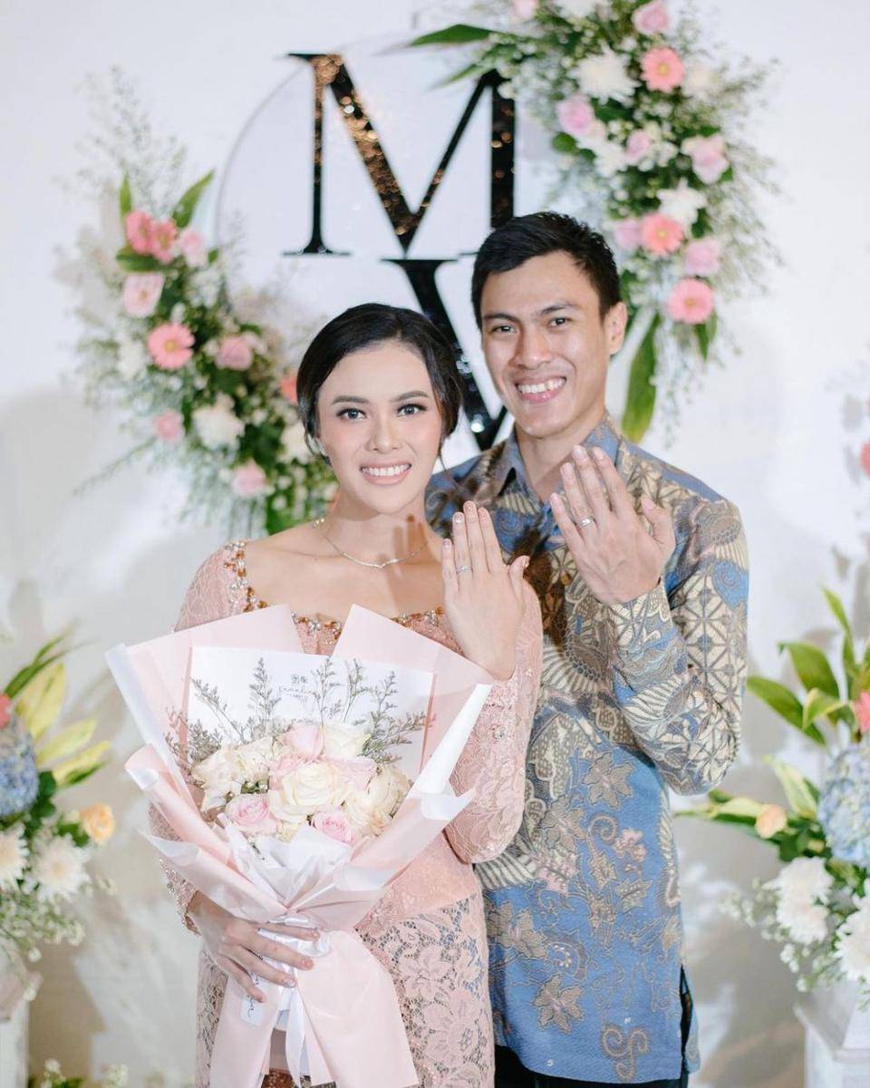 potret momen pertunangan Shesar Hiren Rhustavito dan Mitha Hardiyanti (instagram.com/shesar94)