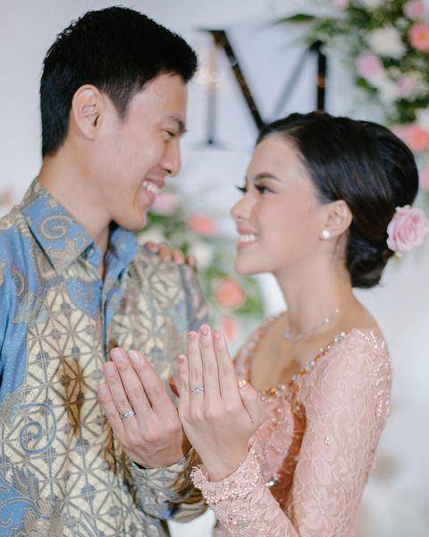 potret momen pertunangan Shesar Hiren Rhustavito dan Mitha Hardiyanti (instagram.com/mth.hdy)