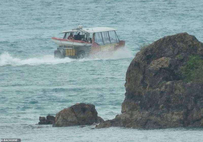 potret proses syuting film Ticket to Paradise (dailymail.co.uk)