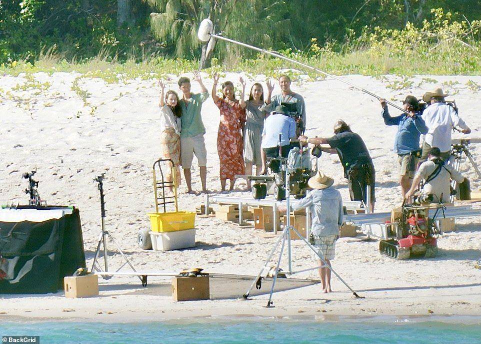 potret proses syuting film Ticket to Paradise (dailymail.co.uk)
