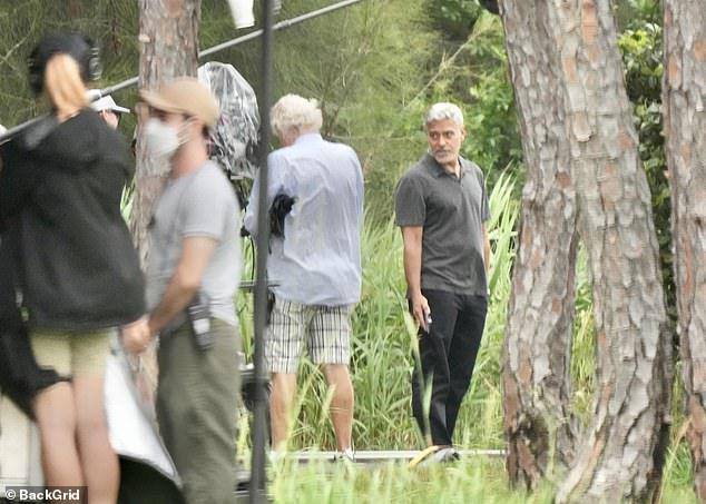 potret proses syuting film Ticket to Paradise (dailymail.co.uk)