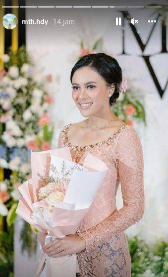 potret momen pertunangan Shesar Hiren Rhustavito dan Mitha Hardiyanti (instagram.com/mth.hdy)