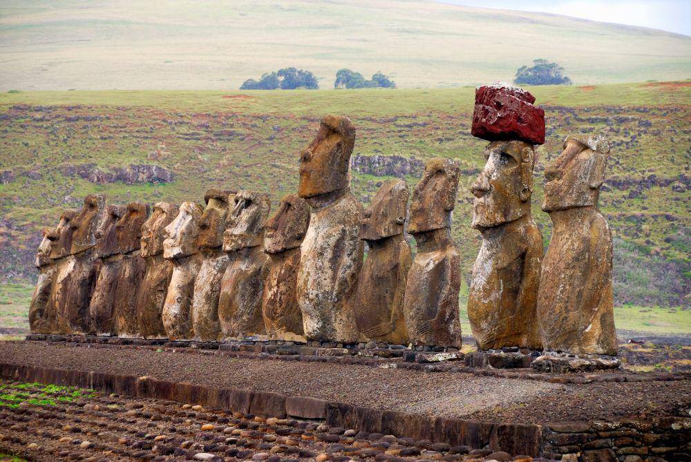 Patung Moai (pixabay.com/LuisValiente)