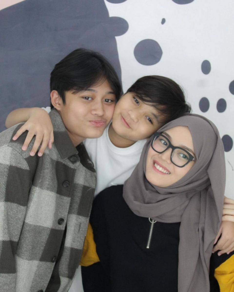 potret Putri Delina dan saudara-saudara (instagram.com/putridelinaa)