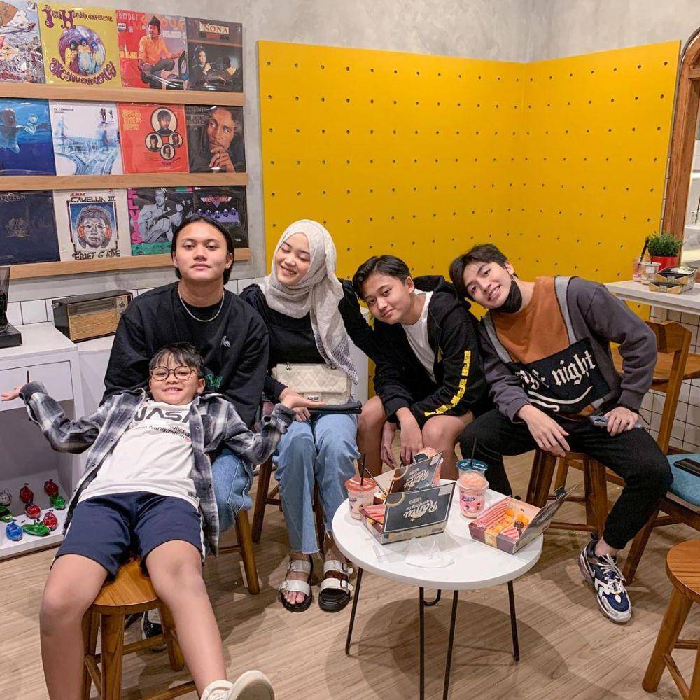 potret Putri Delina bersama saudara (instagram.com/putridelinaa)