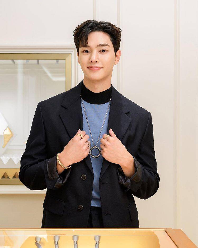 Song Kang (Instagram.com/songkang_b)