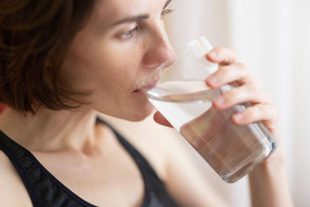 ilustrasi minum air putih (unsplash.com/@enginakyurt)