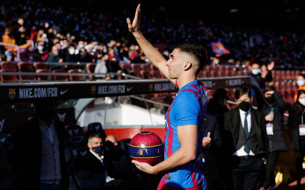 Ferran Torres baru diperkenalkan Barcelona sebagai penggawa anyar, tapi ia sudah dipastikan absen beberapa waktu ke depan akibat terinfeksi COVI-19. (fcbarcelona.com)