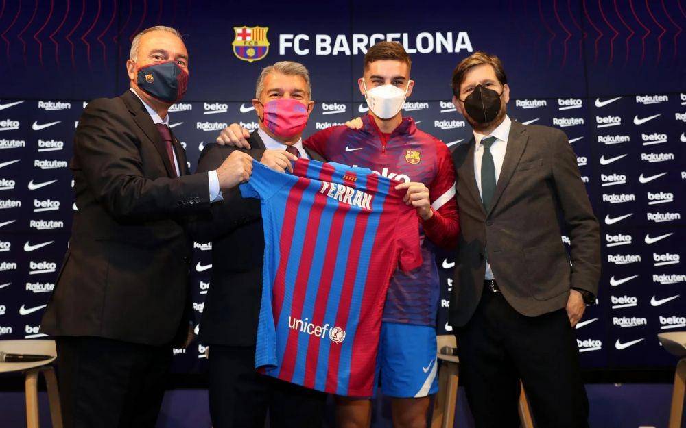 Ferran Torres baru diperkenalkan Barcelona sebagai penggawa anyar, tapi ia sudah dipastikan absen beberapa waktu ke depan akibat terinfeksi COVI-19. (fcbarcelona.com)