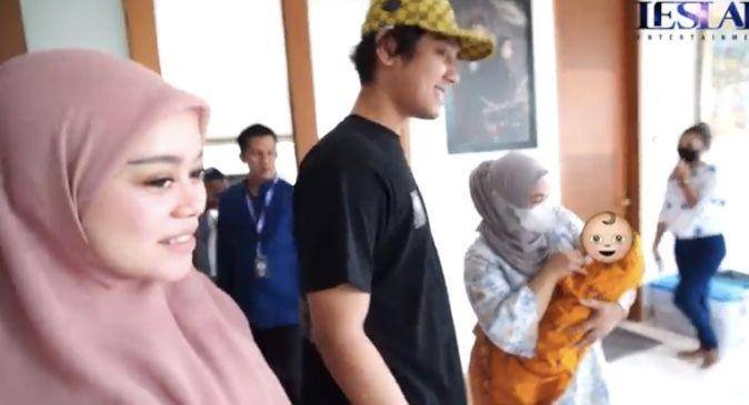 Lesti Kejora pulang usai melahirkan (YouTube.com/leslar entertainment)