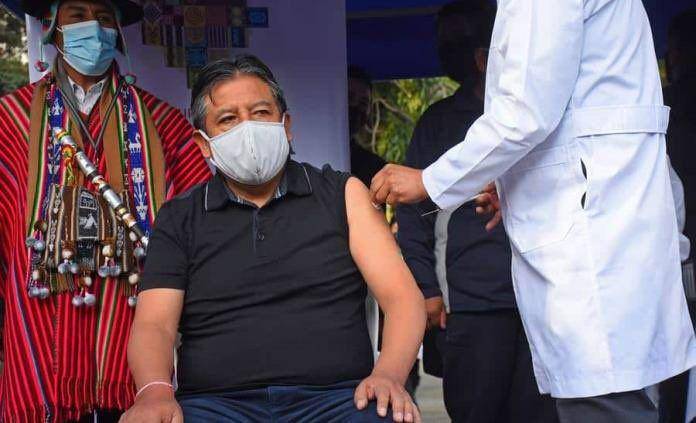 David Choquehuanca saat mendapatkan suntikan vaksin. (twitter.com/MCN_ComGlobal)